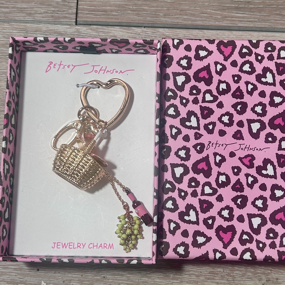 Betsey Johnson Picnic Basket Bag Charm Keychain Wine Grapes NWT - Picture 6 of 7
